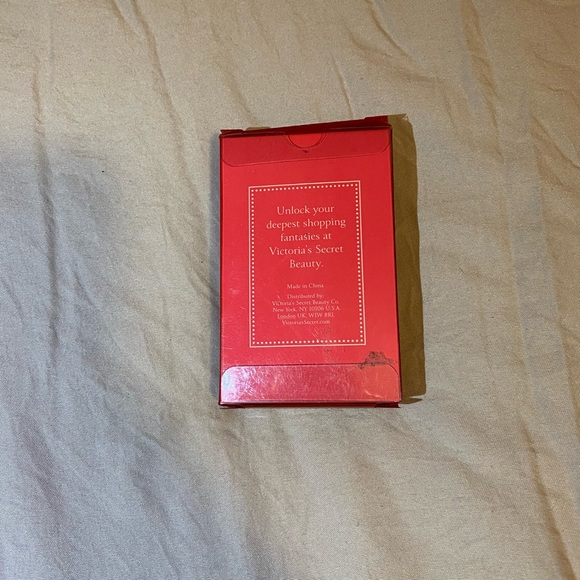 Victoria’s Secret shopping bag keychain - Picture 2 of 2